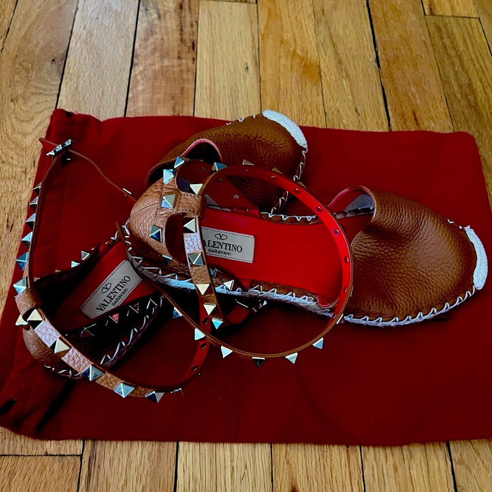 Valentino shoes comes with dust bag in very good condition